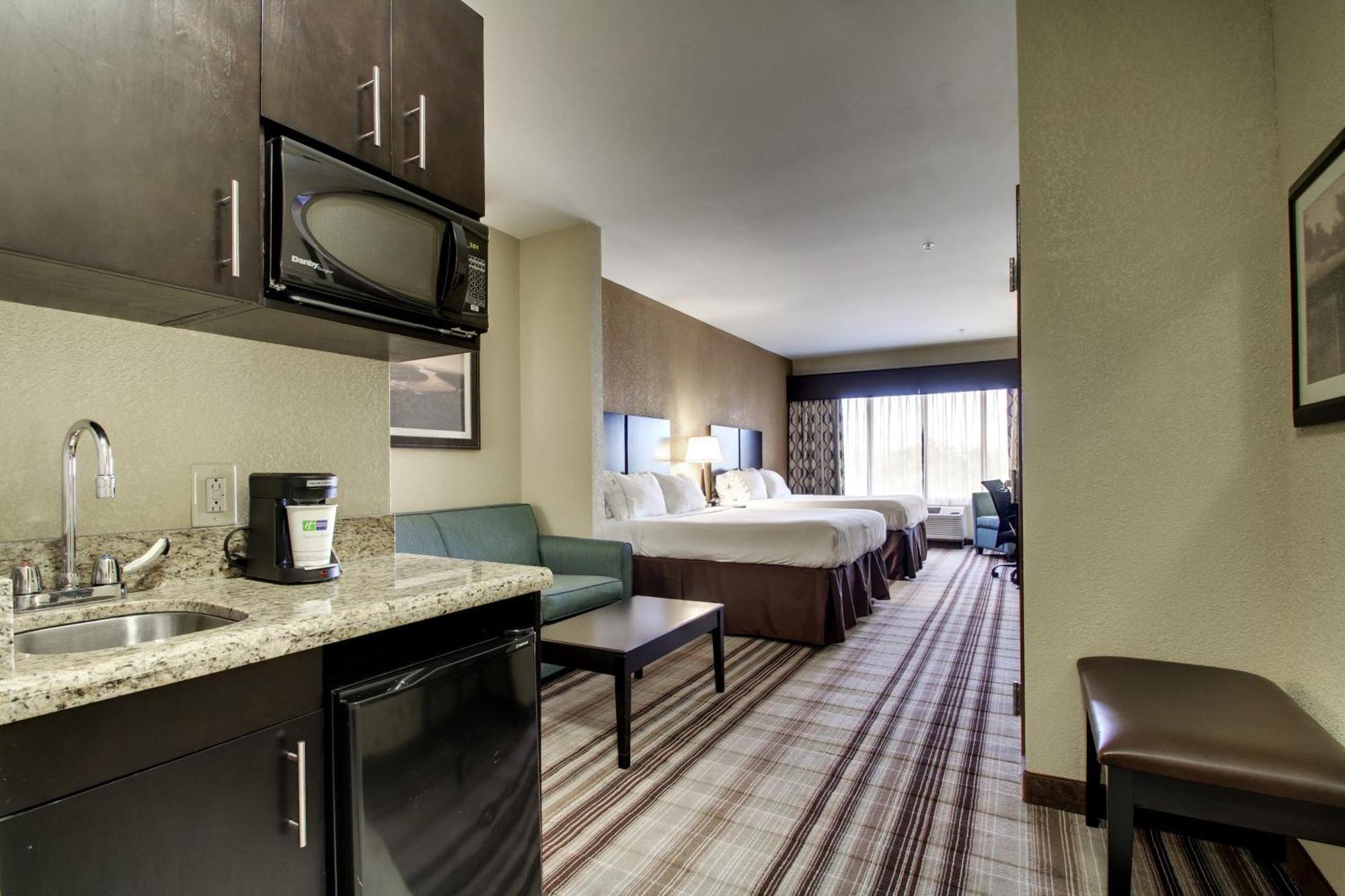 Suite with Two Beds - Non-Smoking